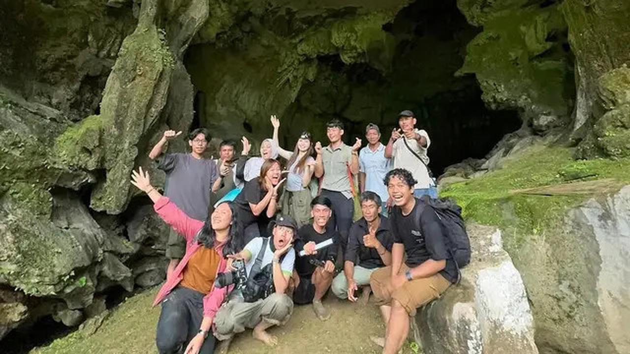 6 Potret Perjalanan Erika Richardo Cari Lukisan Tertua di Dunia yang Ada diSulawesi