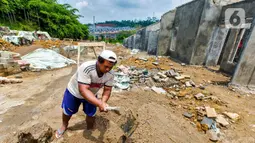 Pekerja menyelesaikan proyek pembangunan perumahan subsidi BTN di Kawasan Bogor, Jawa Barat, Jumat (18/2/2022). Angka tersebut jauh lebih tinggi dibandingkan periode yang sama tahun lalu yang hanya mencapai 2.302 unit. (Liputan6.com/Angga Yuniar)