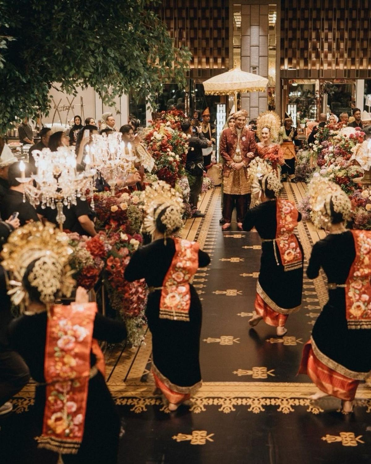 Disambut Tarian Adat Minang