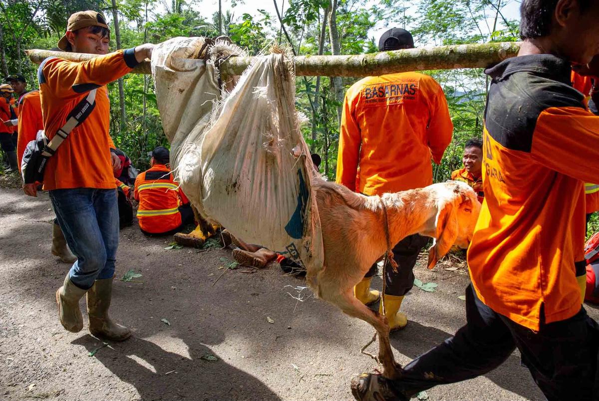 FOTO: Longsor Banjarnegara, Evakuasi Korban Terkendala Kondisi Tanah Masih Labil