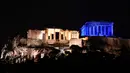 Situs warisan dunia Kuil Parthenon berwarna biru saat Hari Anak Sedunia, Athena, Yunani, Rabu (20/11/2019). Nuansa biru pada kuil yang berada di puncak bukit Acropolis tersebut untuk memperingati Hari Anak Sedunia yang jatuh setiap tanggal 20 November. (LOUISA GOULIAMAKI/AFP)