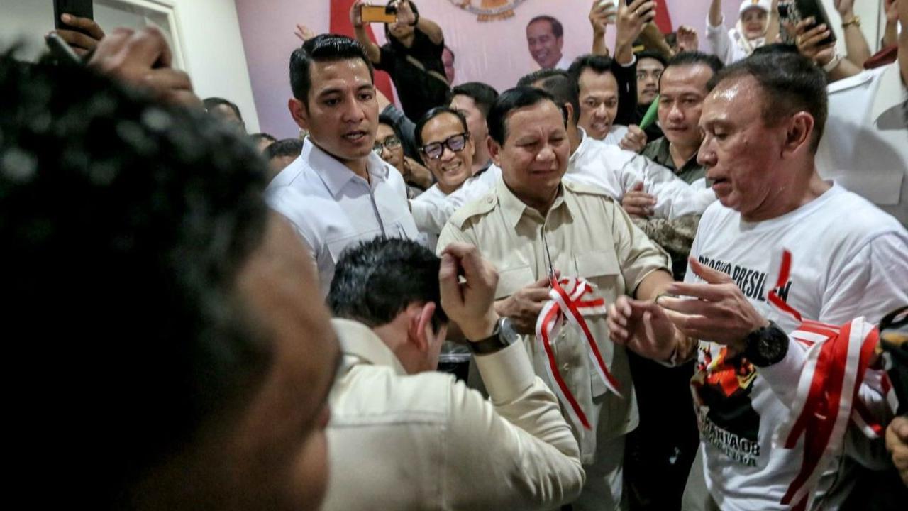 Acara peresmian rumah pemenangan relawan di Menteng berlangsung dengan melakukan pemotongan pita secara simbolis oleh Ketua Umum Partai Gerindra Prabowo Subianto.