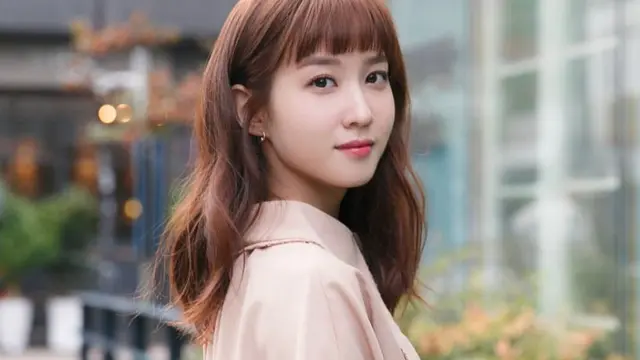 Park Eun Bin dengan penampilannya yang lain berambut merah