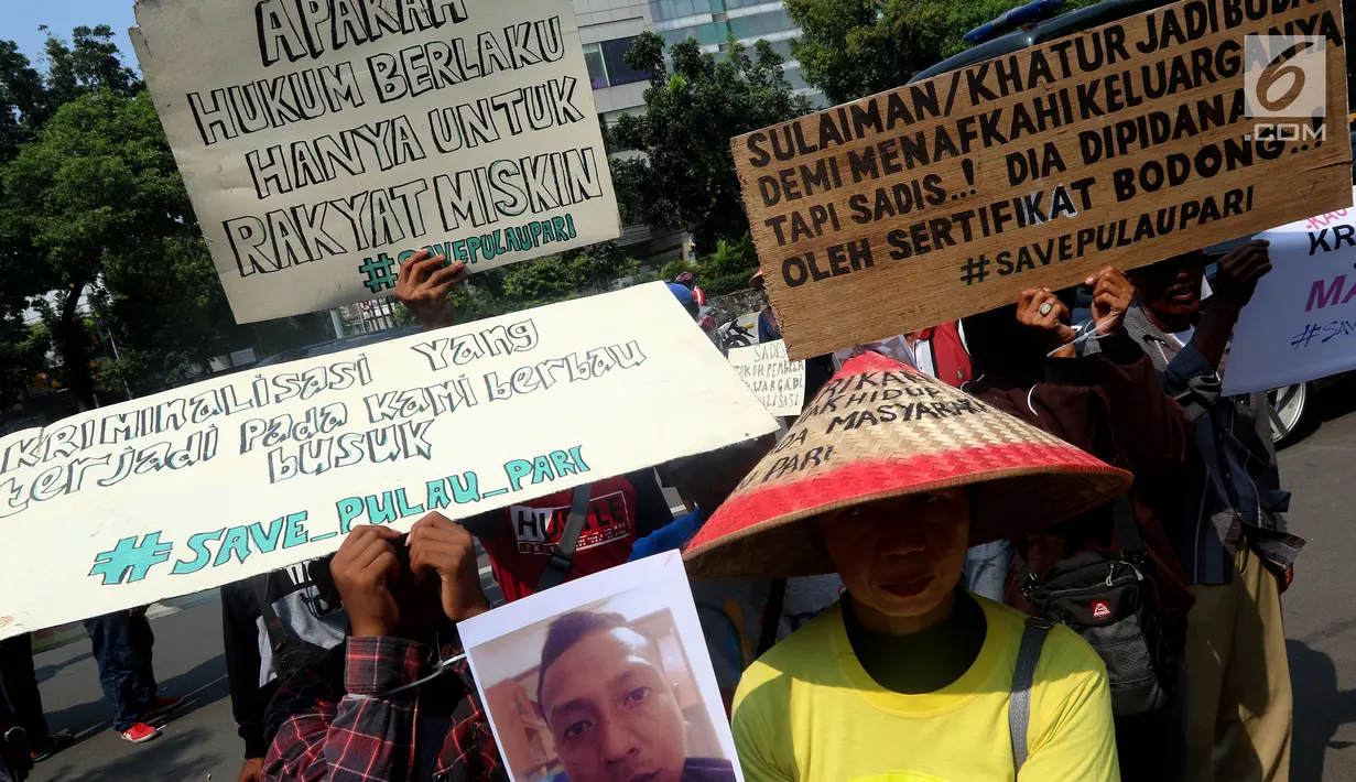 Warga Pulau Pari saat berunjuk rasa di depan Pengadilan Negeri Jakarta Utara, Selasa (8/5). Mereka juga menuntut dibebaskannya warga yang di tangkap terkait sertifikat Mal-Administrasi di Pulau Pari. (Liputan6.com/Johan Tallo)