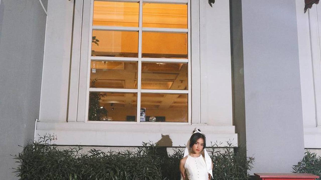 Pose Natural dan Ekspresi Galau Fuji di Depan Kamera