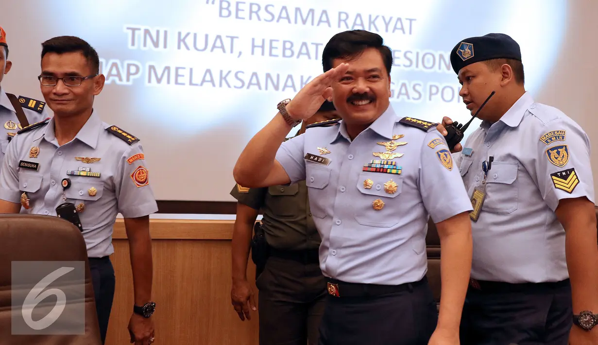 Kepala Staf TNI AU, Marsekal Hadi Tjahjanto menyapa pewarta usai mengikuti Rapim TNI tahun 2017 di Mabes TNI Jakarta, Kamis (19/1). Panglima TNI, Jenderal Gatot Nurmantyo menjelaskan beberapa hasil Rapim TNI tahun 2017. (Liputan6.com/Helmi Fithriansyah)