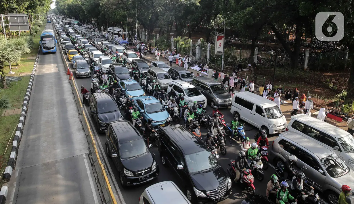 Kendaraan terjebak kemacetan di kawasan Jalan Thamrin dan Merdeka Barat, Jakarta, Senin (2/12/2019). Sejumlah ruas jalan di Jakarta mengalami kemacetan parah akibat aksi reuni 212 di kawasan Monas. (Liputan6.com/Faizal Fanani)