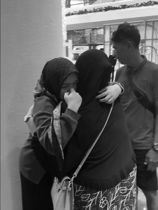 Momen haru saat Witan meninggalkan sang istri demi tugas negara. "Selaluuuu ikut haru klo liat postingan witan dan imaaaa, witan benarbenar laki-laki impian banyak perempuan sebelum nikah selalu ingat selebrasi love untuk imaa," tulis popychantikaaa. [Instagram/rismahanisulaiman_]