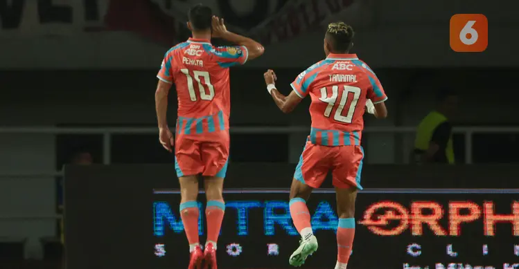 Pesepak bola Persib Bandung Mariano Peralta melakukan selebrasi setelah mencetak gol ke gawang Garudayaksa FC dalam pertandingan pekan ketujuh BRI Super League 2026/2027 di Stadion Pakansari, Cibinong, Minggu (25/10/2026). Persib menang 2-1 atas tuan rumah. (KLY/Budy Santoso)