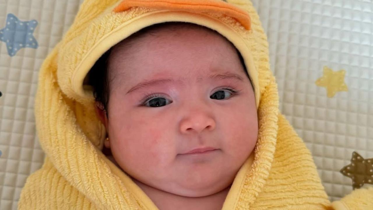 Potret Menggemaskan Hagia Anak Jedar, Berbalut Handuk Bebek dengan Ekspresinya yang Curi Perhatian
