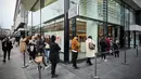 Pelanggan menunggu dalam antrean di depan toko pakaian Zara yang dibuka kembali di Rotterdam, Rabu (28/4/2021). Pemerintah Belanda mulai melonggarkan pembatasan ketat terkait Covid-19, mengakhiri jam malam yang kontroversial dan mengizinkan kafe untuk buka di luar ruangan. (Phil nijhuis/ANP/AFP)