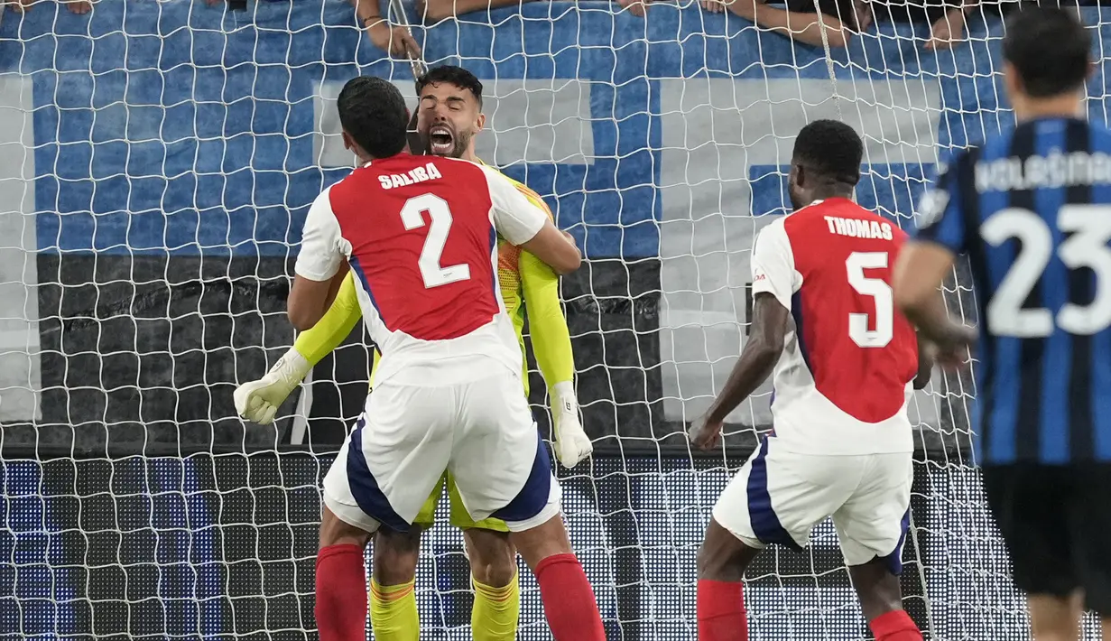 Kiper Arsenal, David Raya melakukan selebrasi bersama William Saliba setelah melakukan penyelamatan gemilang pada laga Liga Europa 2023/2024 melawan Atalanta di Atleti Azzurri d'Italia stadium, Bergamo, Italia, Jumat (20/09/2024) WIB. (AP Photo/Antonio Calanni)