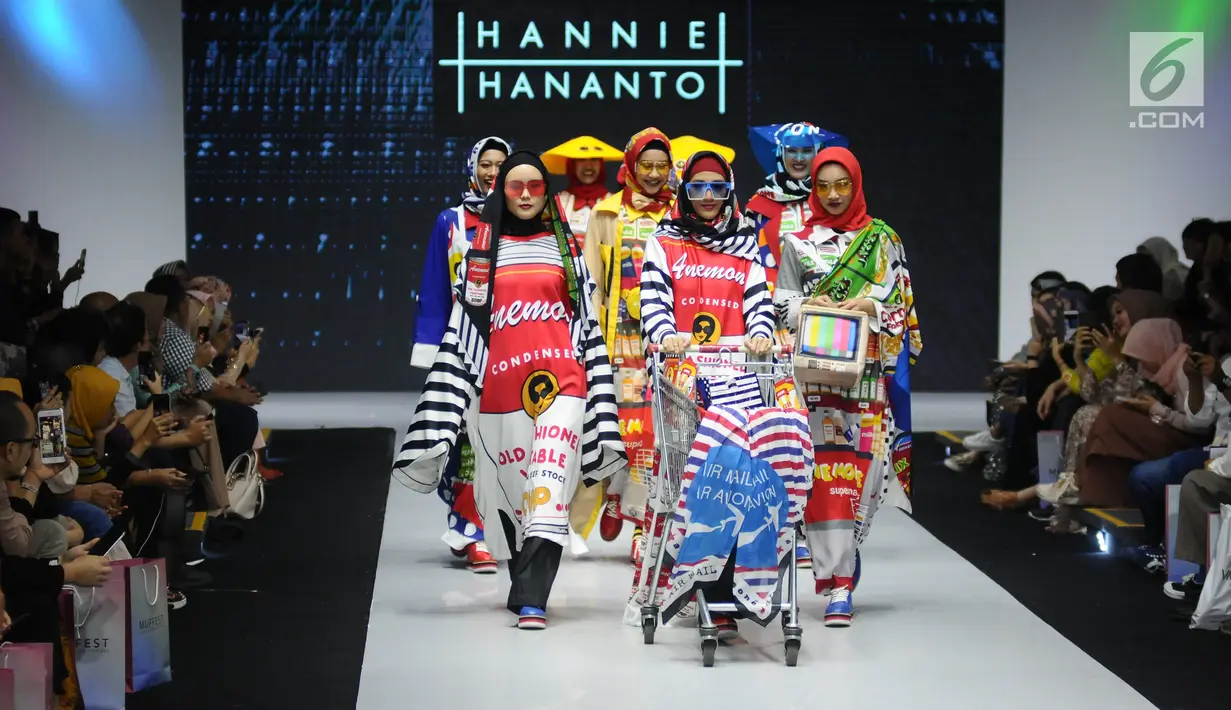 Model mengenakan busana rancangan Hannie Hananto menapilkan 8 busana saat Muslim Fashion Festival (MUFFEST) 2019 di JCC, Jakarta, Jumat (3/5/2019). MUFFEST 2019 melalui Bekraf membuat Indonesia Trend Forecasting 2019/2020 dengan tema "Sigularity" sebagai acuan. (Liputan6.com/Herman Zakharia)