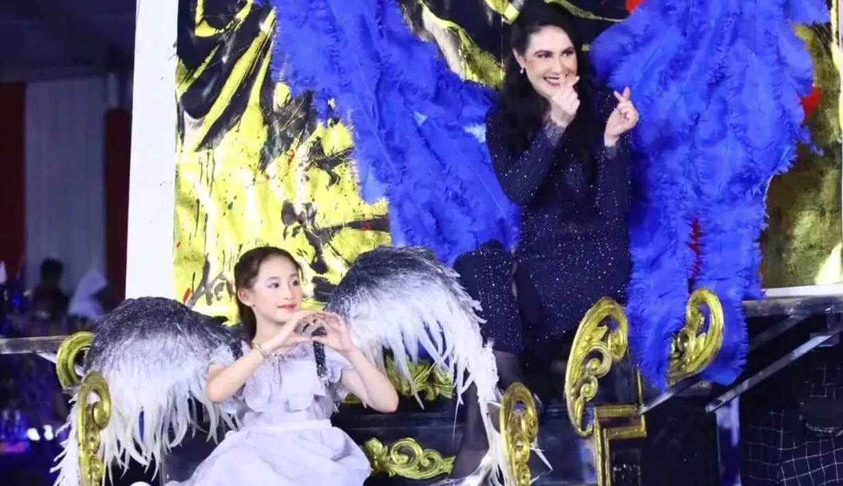 Tak sendirian, Arumi ditemani putrinya Lakeisha Ariestia Dardak yang juga berbusana ala bidadari. [Instagram/arumibachsin_94]