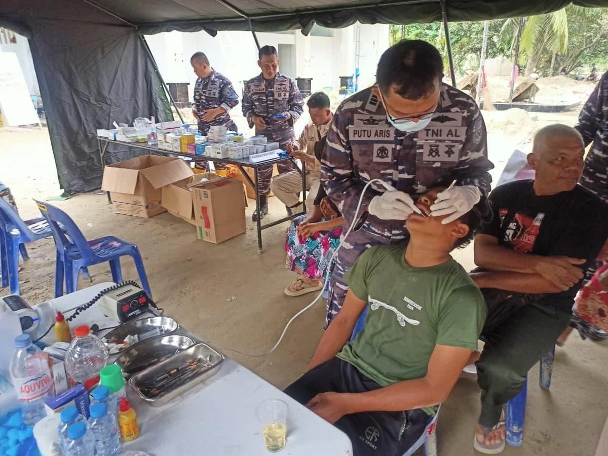 FOTO: TNI Angkatan Laut Gelar Pengobatan Warga dan Pembersihan Lingkungan di Aceh