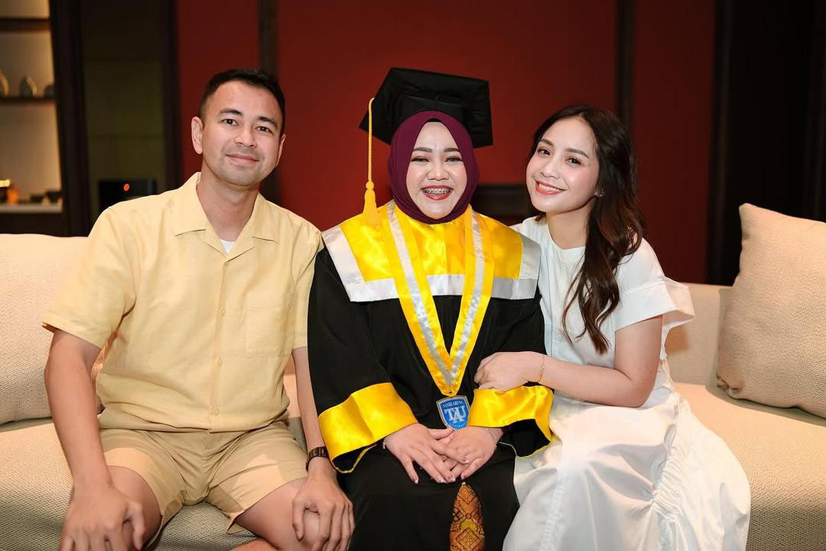 Potret Mbak Lala Wisuda, Syukurannya Diajak ke Bali Sampai Bawa Toga