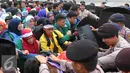Aksi saling dorong antara mahasiswa dengan aparat di di JIEXPO, Jakarta (27/4). Mahasiswa menolak pameran tersebut karena dinilai akan berdampak pada jumlah produksi rokok dan konsumsi rokok di Indonesia. (Liputan6.com/Angga Yuniar)