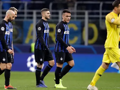 Pemain Inter Milan meninggalkan lapangan pada akhir laga pamungkas penyisihan Grup B Liga Champions melawan PSV Eindhoven di Stadion San Siro, Rabu (12/12). Inter Milan terdepak dari Liga Champions setelah hanya bermain imbang 1-1. (AP/Luca Bruno)