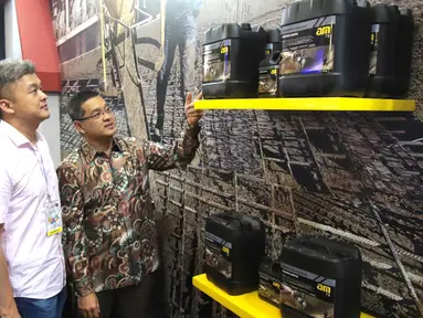 Direktur Utama AMBPI Andy Budiarto (batik) bersama Direktur Keuangan AM Albertus Indra Sasmitra saat menunjukan prodak terbaru dari PT Adiwisesa Mandiri Building Products Indonesia di JCC, Senayan, Jakarta, Jumat (18/3/2016). (Liputan6.com/Angga Yuniar)