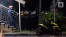 Pengendara motor mengenakan jas hujan berteduh di Jembatan Penyebrangan Orang saat hujan deras di kawasan Kuningan, Jakarta, Selasa (8/11/2022). Badan Meteorologi Klimatologi dan Geofisika (BMKG) memprakirakan puncak musim hujan di sebagian wilayah di Indonesia terjadi di bulan Desember 2022 hingga Januari 2023. (Liputan6.com/Helmi Fithriansyah)