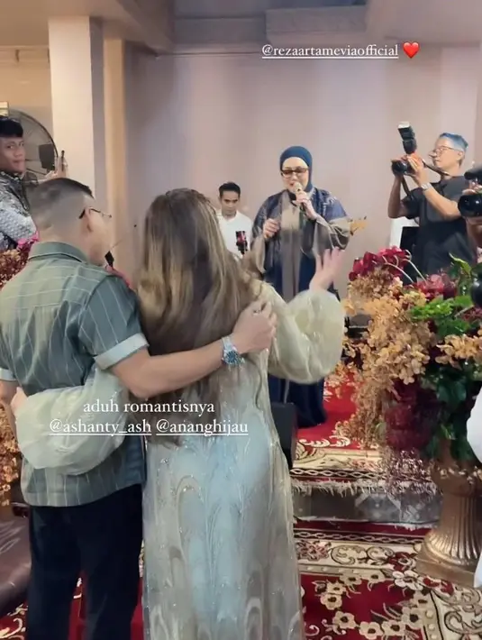 Acara semakin meriah dengan suara merdu dari Reza Artamevia. Ibu Aaliyah itu tampil memesona mengenakan gamis dan hijab nuansa navy. [@astridkuya/@maiaestiatyreal/@aurelie.hermansyah]