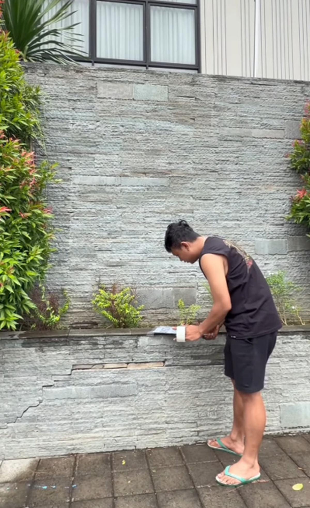 7 Potret Tampilan Depan Rumah Denny Caknan di Ngawi, Kombinasi Batu Alam dan Tanaman