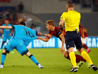 Duel panas terjadi pada laga perdana Grup E Liga Champions antara AS Roma dengan Barcelona di Olimpico Stadium (17/9/2015). Barcelona menahan imbang tuan rumah AS Roma dengan skor 1-1. (REUTERS/Tony Gentile)