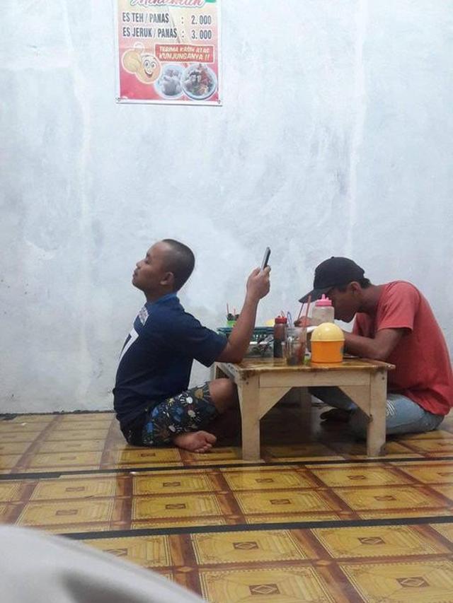 6 Foto Absurd Kepala Orang 'Ngebug' Ini Kelihatan Seram, Kocak