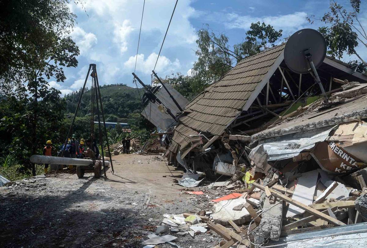 FOTO: Longsor Timbun Kantor Desa dan Rumah Warga di Nagreg Bandung