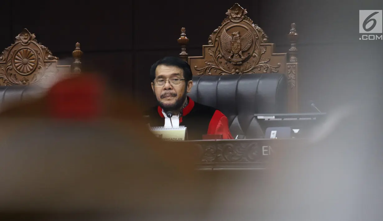 Ketua Mahkamah Konstitusi Anwar Usman memimpin sidang uji materi UU KPK di Gedung MK, Jakarta, Senin (30/9/2019). Hakim MK menilai permohonan pengujian UU KPK disusun terburu-buru. (Liputan6.com/Angga Yuniar)