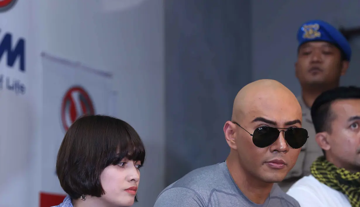 Setelah syarat yang diajukan di sanggupi, Deddy dan Chika memaafkan dengan syarat tidak akan mengulangi perbuatannya lagi. (Nurwahyunan/Bintang.com)