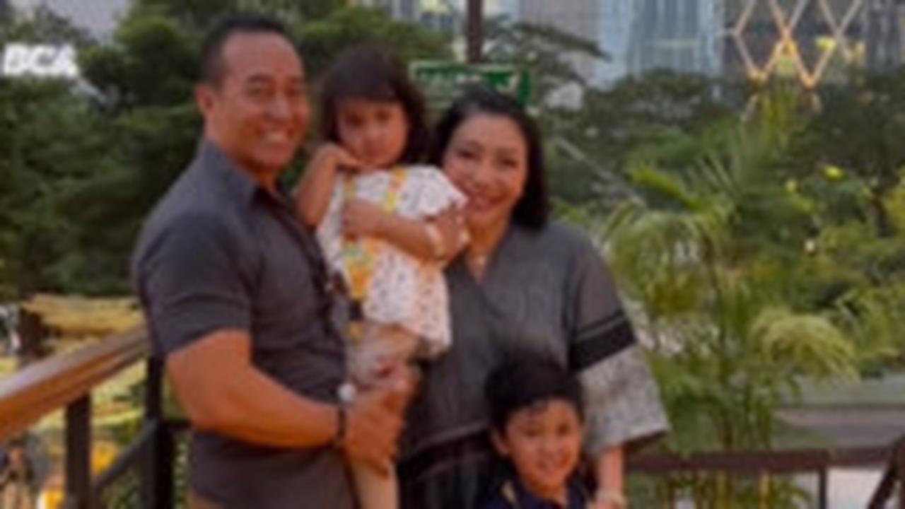 Eks Panglima TNI Asyik Momong Cucu di Kebun Binatang, Penampilannya Ramai Disorot Ternyata Masih Pakai Barang Ini