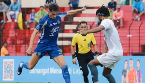 Penyerang PSIM Yogyakarta, Deri Corfe, menghadapi tekanan dari bek PSM Makassar, Aloisio Neto, dalam duel BRI Super League 2025/2026 di Stadion Sultan Agung, Bantul, Jumat (10/4/2026). (Doc PSIM)