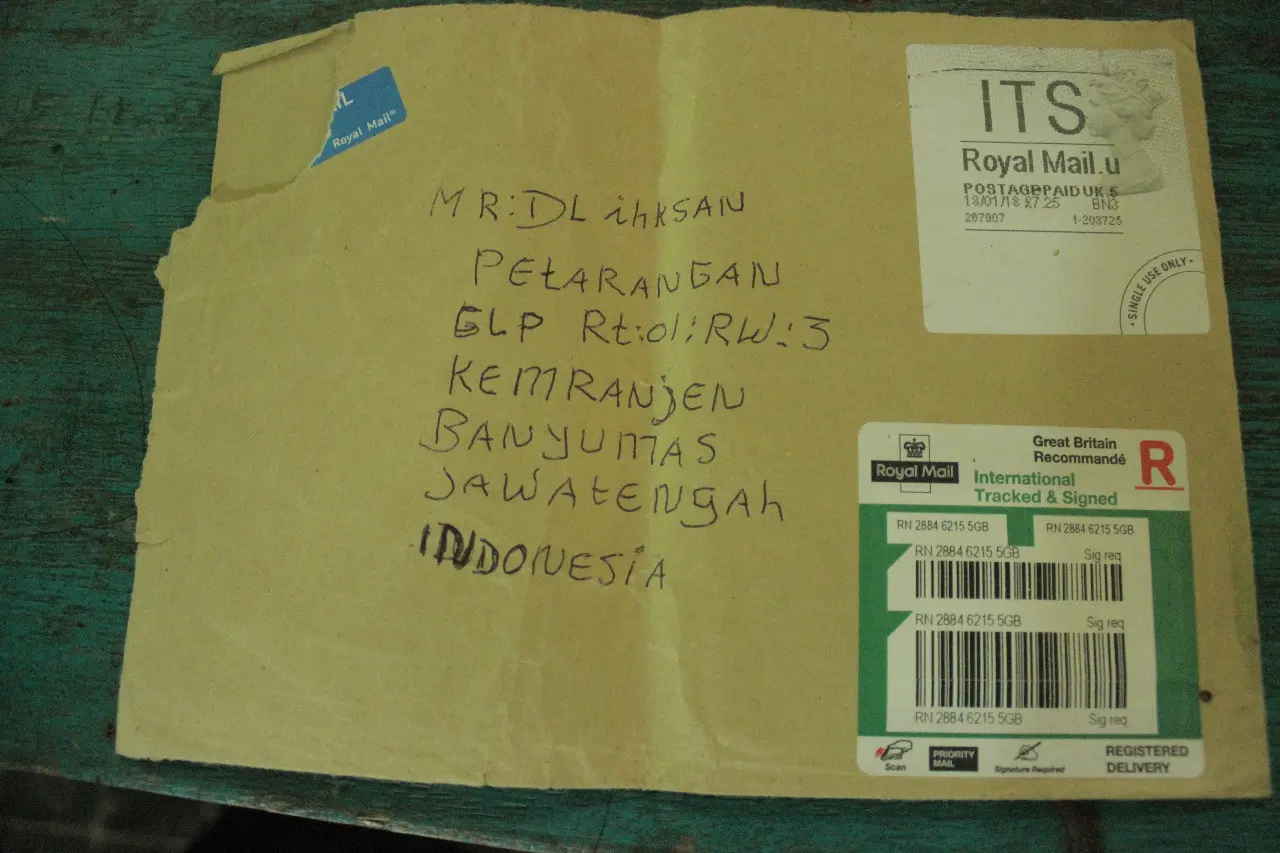 Parinah, TKI korban dugaan perbudakan modern di Inggris mencoba mengirim surat sejak 2005, tetapi baru 13 tahun kemudian surat itu sampai di tangan keluarganya. (Liputan6.com/Galoeh Widura)