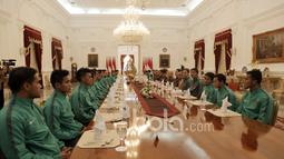 Timnas Indonesia saat makan siang bersama Presiden RI, Joko Widodo di Istana Negara, (19/12/2016). (Bola.com/Nicklas Hanoatubun)