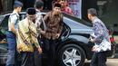 Presiden Joko Widodo tiba di Kantor Pimpinan Pusat Muhammadiyah, Jakarta, Selasa (8/11). Kunjungan Presiden Jokowi ke PP Muhammadiyah ini masih dalam rangka melakukan konsolidasi atau dialog dengan ormas Islam. (Liputan6.com/Faizal Fanani)