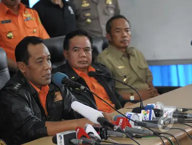 Kepala Badan SAR Nasional (Basarnas) Marsekal Pertama TNI Bambang Soelistyo tiba di Posko Utama Lanud Iskandar, Pangkalan Bun, Kalteng, Kamis (15/01/2015). (Liputan6.com/Andrian M Tunay)