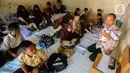 Murid kelas IV SDN Cidokom 02 mengikuti aktivitas belajar di lantai ruangan musala di Rumpin, Bogor, Kamis (05/10/2023). (merdeka.com/Arie Basuki)