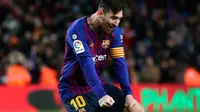 Pemain Barcelona, Lionel Messi melakukan selebrasi setelah mencetak gol ke gawang Valencia dalam lanjutan Liga Spanyol di Camp Nou, Spanyol, Minggu (3/2). Dua gol Messi membuat pertandingan berakhir 2-2. (AP Photo/Manu Fernandez)
