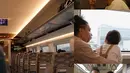 Keluarga kecil artis ini tampil selaras dengan mengenakan baju warna cokelat. Keluarga artis ini tampak seperti berpetualang ke Bandung. Indah Permatasari tetap memesona meski tampil dengan polesan makeup simpel. Kacamata yang dikenakannya mendukung penampilannya jadi makin menarik. Tak sedikit netizen yang menantikan foto seru keluarga Indah di Bandung. (Liputan6.com/IG/@indahpermatas)