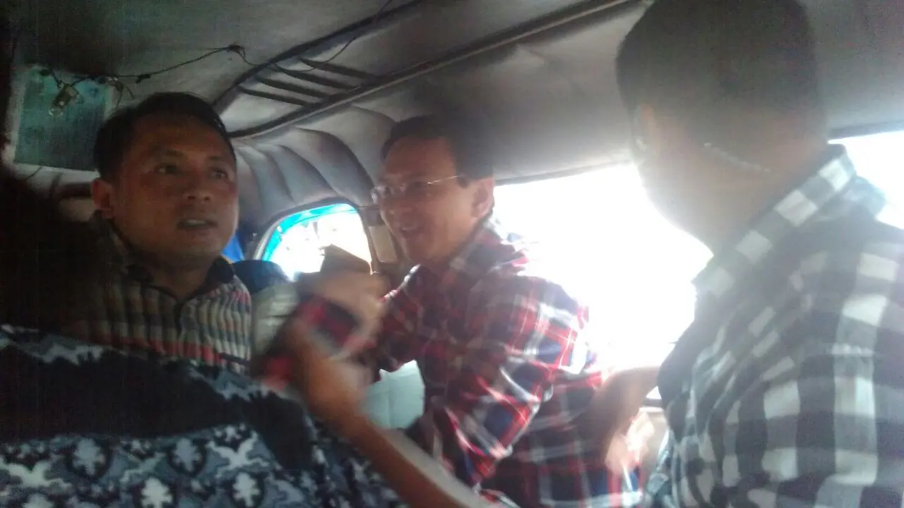 Ahok di dalam angkot saat didemo di Pasar Kaget, Rawabelong, Jakarta Barat