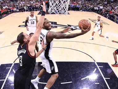 Pemain Spurs, Kawhi Leonard (2) berusaha memasukan bola ke ring di gim kelima semifinal wilayah barat Playoffs NBA 2017 di AT&T Center, San Antonio, Texas (9/5). Spurs mengalahkan Rockets 110-107 lewat overtime. (Ronald Martinez/Getty Images/AFP)