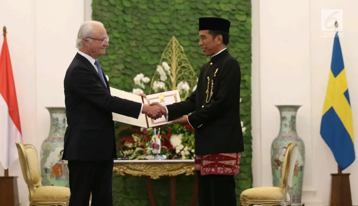 Presiden Jokowi berjabata tangan dengan Raja Swedia Carl XVI Gustaf seusai menganugerahkan penghargaan Bintang RI di Istana Bogor, Senin (22/5). Ini merupakan kunjungan kenegaraan Raja Swedia pertama kalinya ke Indonesia. (Liputan6.com/Angga Yuniar)