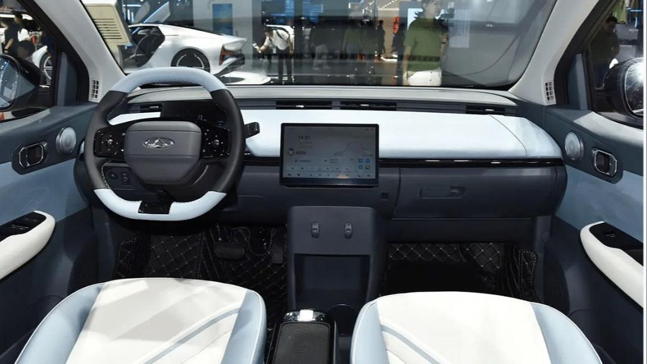 Cluster meter-nya&nbsp; minimalis, dipadukan&nbsp; warna putih, biru muda dan hitam, serta<br>layar kendali berukuran 10,1 inci. Plus ftur Bluetooth, pengisian daya wireless, dan remote control.<br>