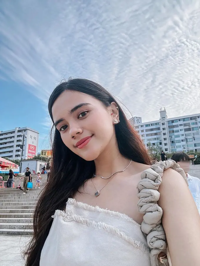 Yuk lihat outfit simpel Audi Marissa saat jalan-jalan ke Korea Selatan.