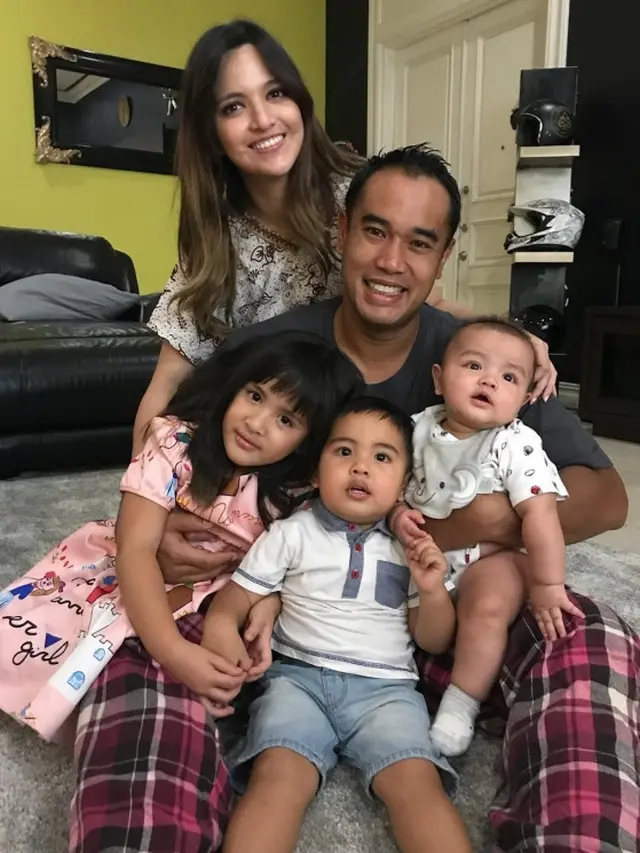 Selalu Tampil Fashionable, Ini 6 Gaya Nia Ramadhani saat Pakai Daster