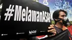 Aktivis Wahana Lingkungan Hidup Indonesia (WALHI) memakai masker ketika melakukan aksi protes pembakaran hutan di depan Kementerian Lingkungan Hidup dan Kehutanan (KLHK), Jakarta, Senin (27/8). (Merdeka.com/Iqbal S. Nugroho)