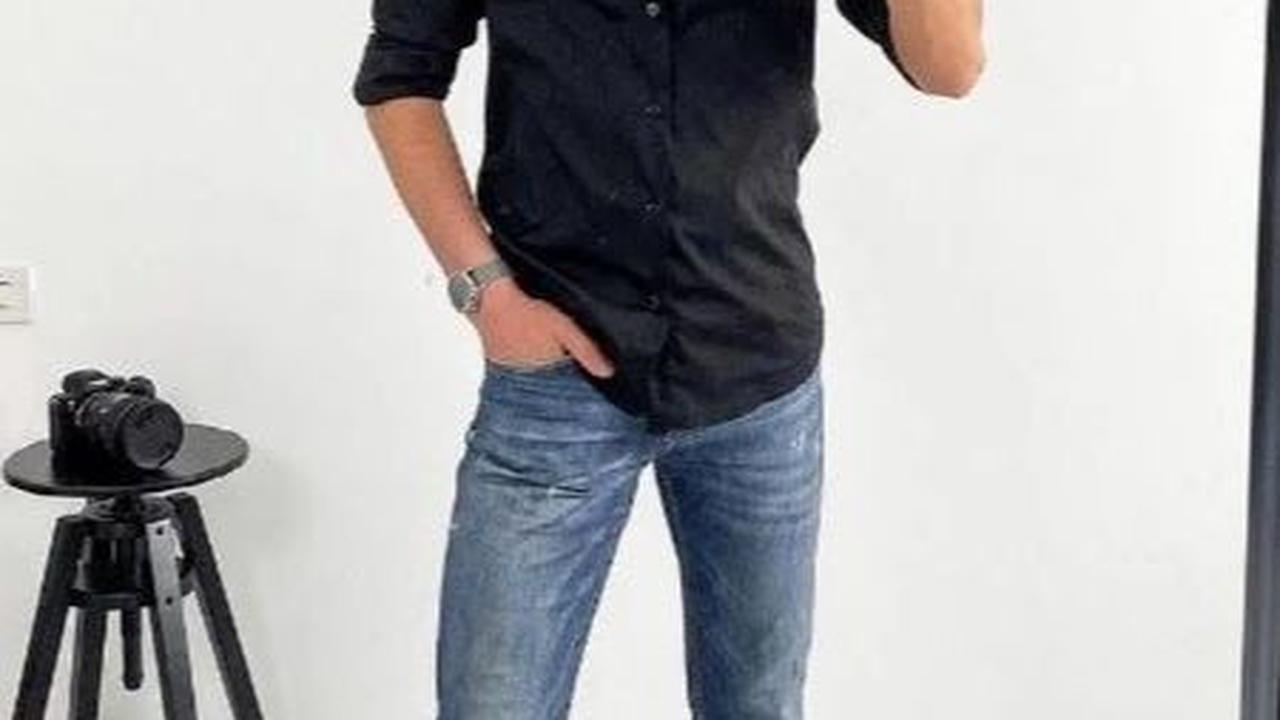 <b>Kombinasi antara Kemeja Hitam dengan Celana Jeans</b>