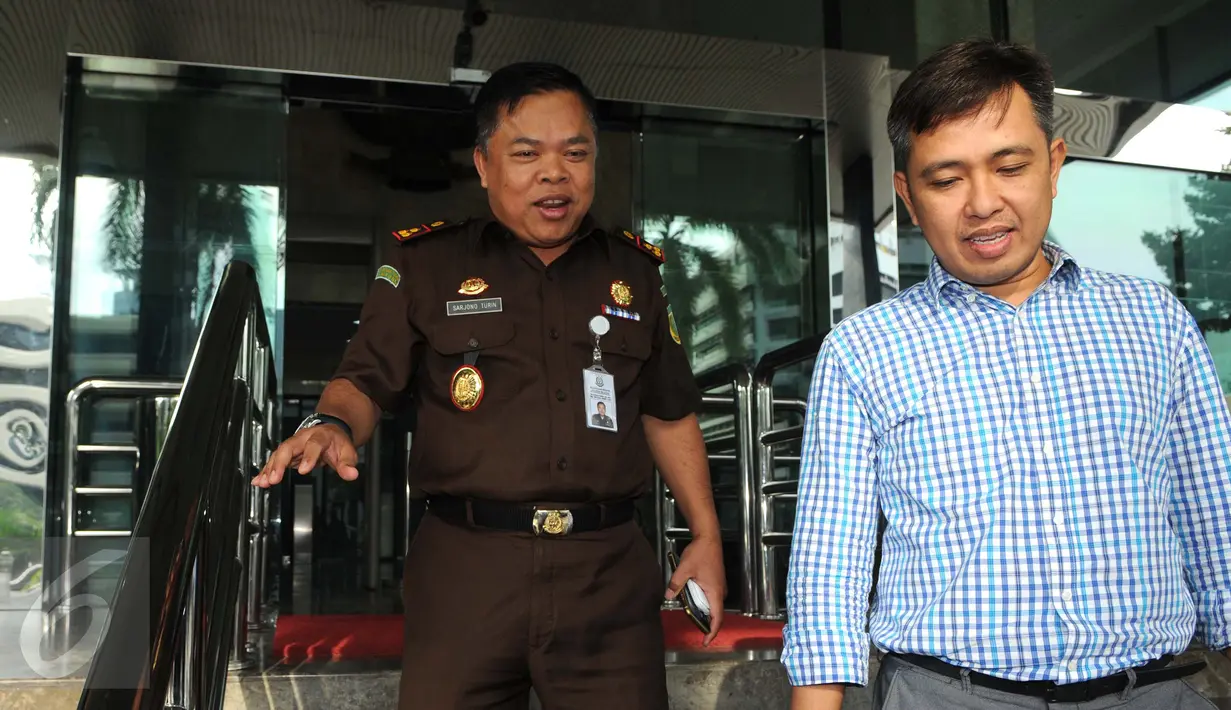 Kepala Kejaksaan Negeri Jakarta Selatan Sarjono Turin usai bertemu pimpinan KPK di Jakarta, (16/8). Ia meminta bantuan dalam kasus penjualan asset berupa tanah milik Pemprov DKI Jakarta yang berada di kawasan Permata Hijau. (Liputan6.com/ Helmi Affandi )