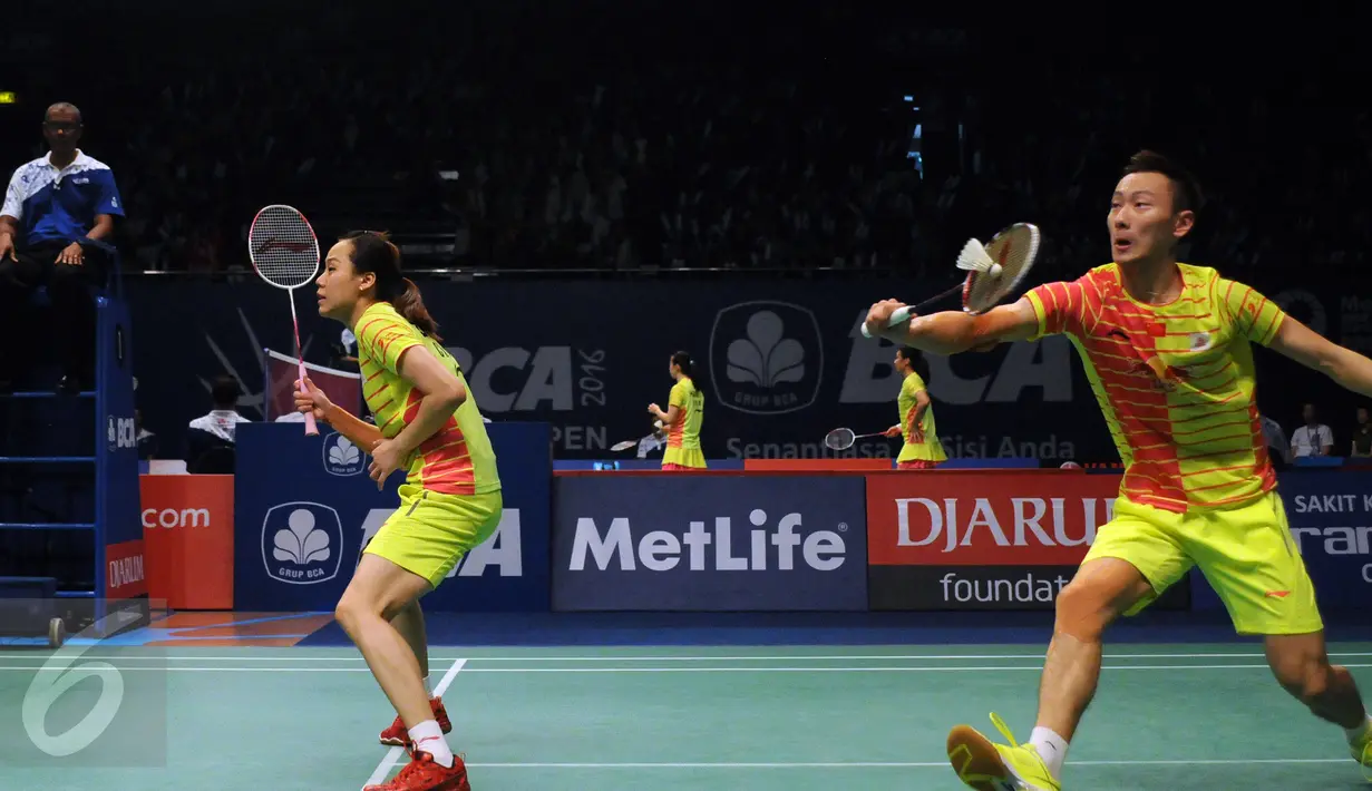 Ganda campuran Tiongkok, Zhang Nan/Zhao Yunei mengembalikan bola ke Riky Widianto/Richi Puspita Dili (Indonesia) di 16 besar BCA Indonesia Open 2016, Jakarta, Kamis (2/6). Zhang Nan/Zhao Yunei unggul 18-21, 21-16, 21-13. (Liputan6.com/Helmi Fithriansyah)